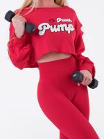 Červená mikina typu crop-top, široké rukávy a efektní bílá výšivka