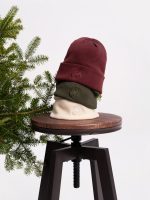 Fes de iarnă tricotată în maro cu broderie în față